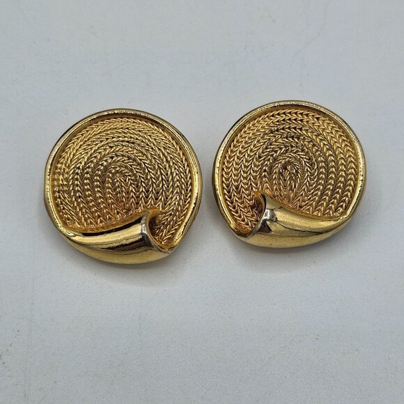 Vintage BSK Gold Tone Textured Swirl Round Brooch Clip-On Earrings Demi Parure - Picture 3 of 8
